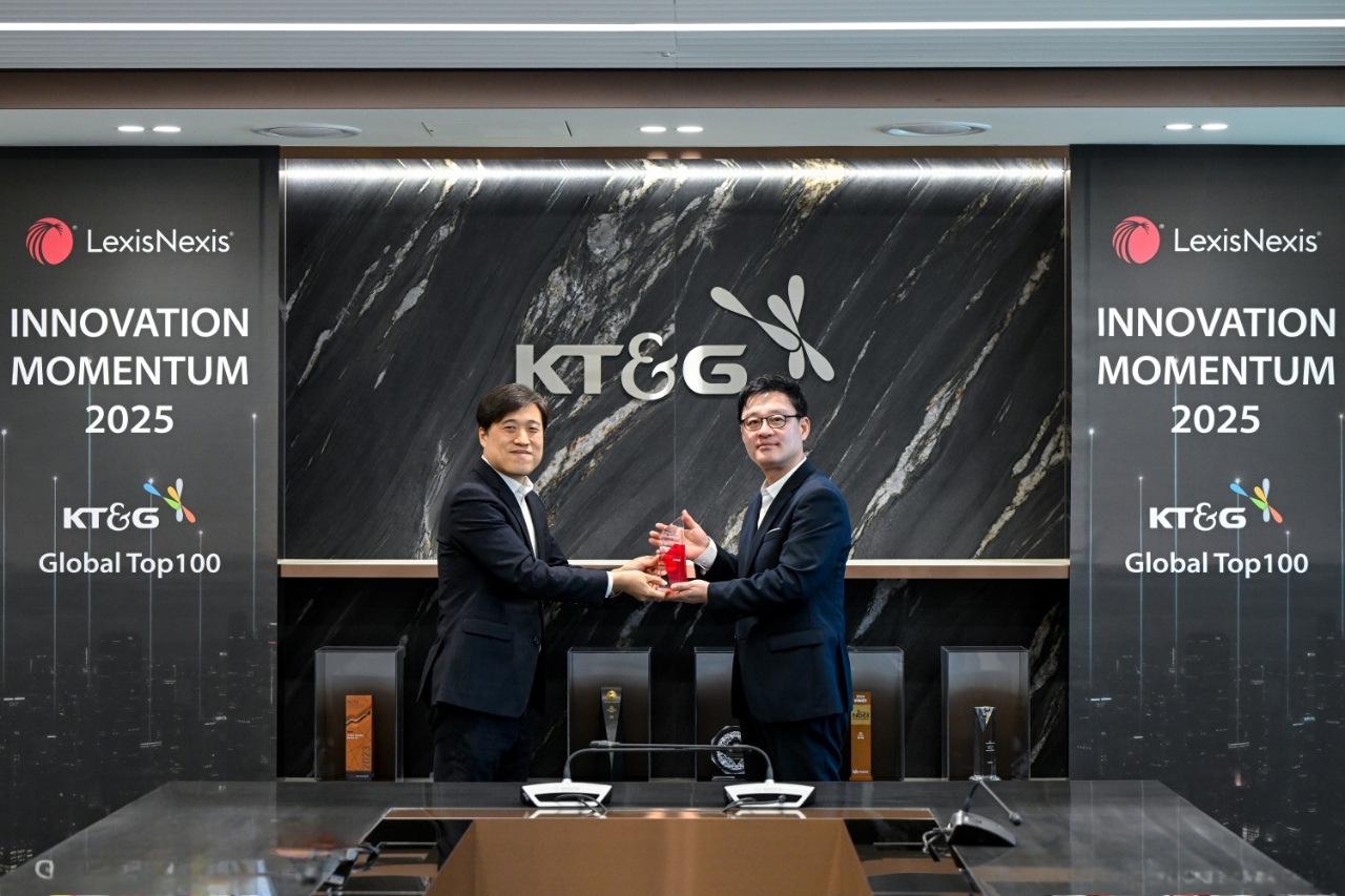 한정호 KT&G NGP개발센터장(오른쪽), 안형진 렉시스넥시스 한국영업대표 (출처=KT&G)
