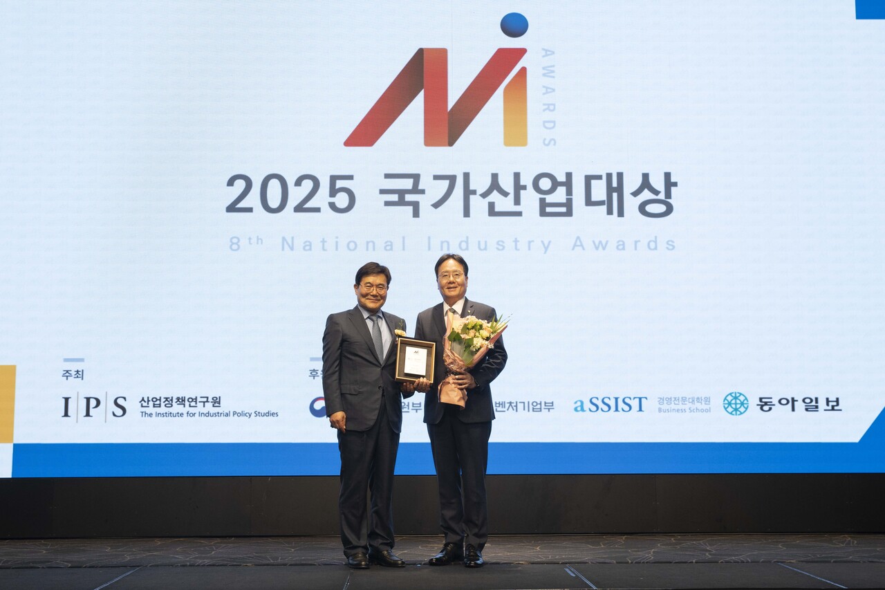 이영호 영업전략부문장(오른쪽)이 17일 열린 2025 국가산업대상 시상식에서 박기찬 산업정책연구원장과 기념 촬영을 하고 있다. (출처=에쓰오일)
