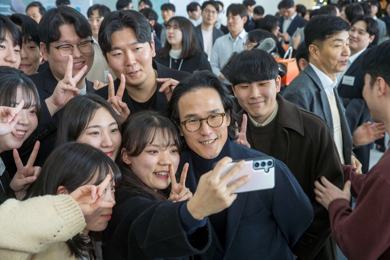 조현범 한국앤컴퍼니그룹 회장이 지난 2월 대전 유성구 소재 하이테크 연구소 '테크노돔'에서 열린 ‘2025 한국앤컴퍼니그룹 신입사원 환영행사(PLWD)'에 참가해 직원들과 사진 촬영을 하고 있다. (출처=한국앤컴퍼니그룹)