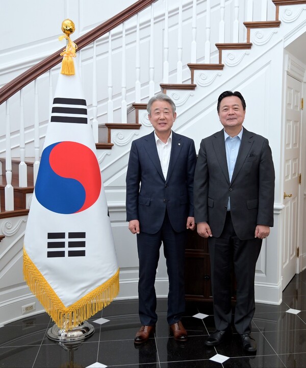 강호동 농협중앙회장(왼쪽)이 지난 21일(현지시간) 미국 워싱턴 D.C. 주미 한국대사관저에서 조현동 주미대사(오른쪽)와 한국 농식품의 대미 수출 확대 방안 등에 대한 의견을 나눴다. (출처=농협중앙회)
