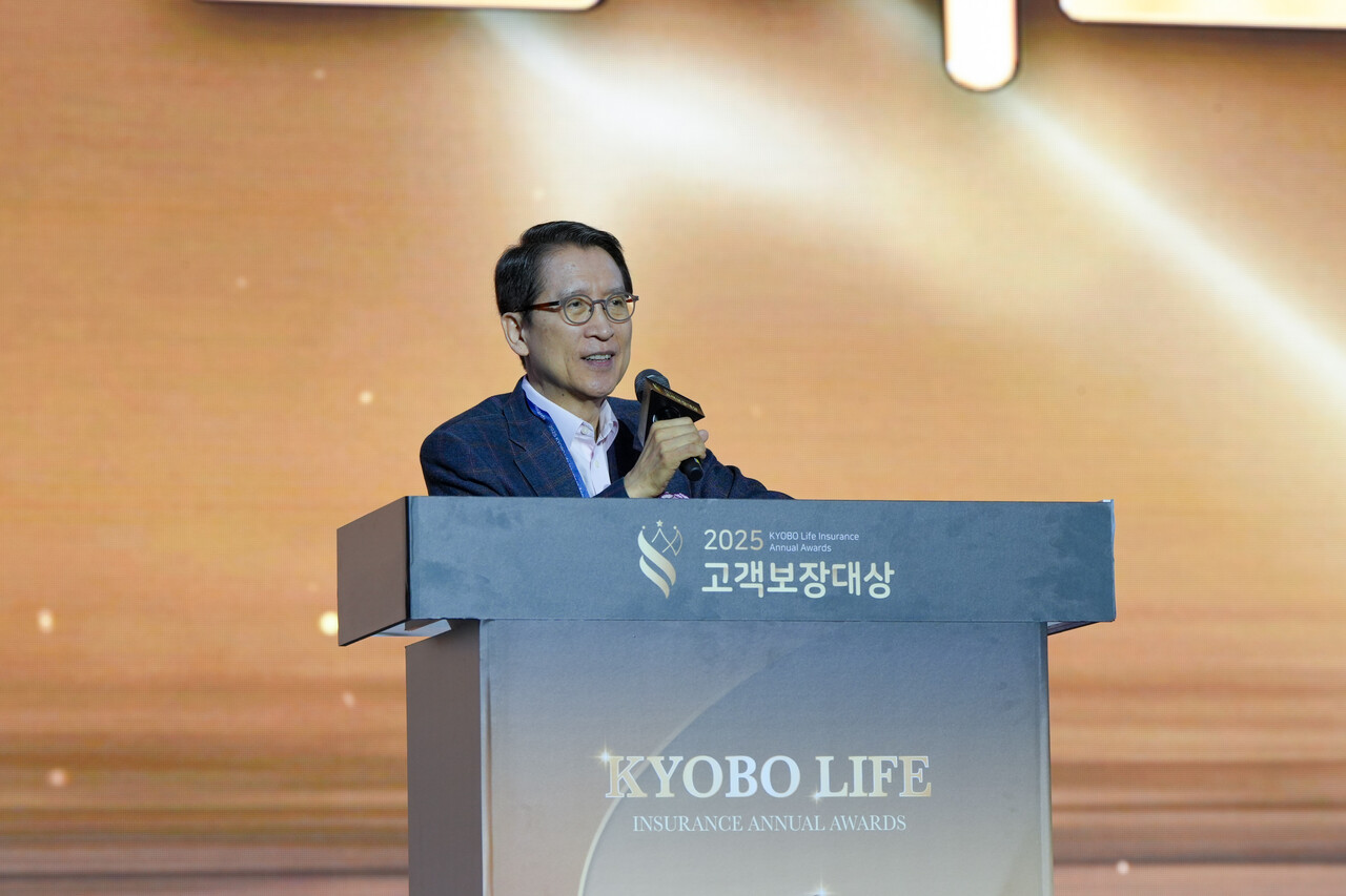 신창재 교보생명 대표이사 겸 이사회 의장이 9일 인천 연수구 송도컨벤시아에서 열린 ‘2025 고객보장대상 시상식’에서 격려사를 통해 고객보장에 힘쓴 컨설턴트들에게 감사와 응원을 전하고 있다. (출처=교보생명)