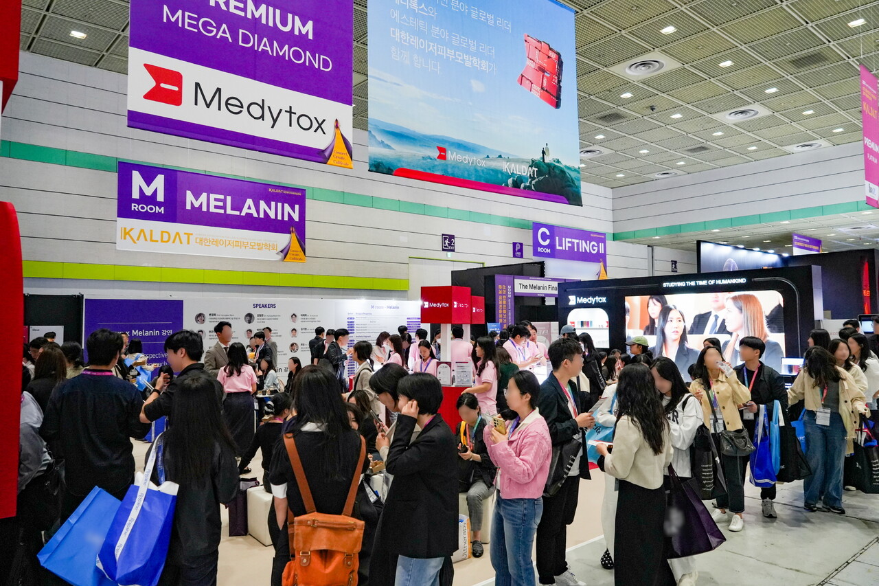 지난 11일 '2025 대한레이저피부모발학회 춘계 학술대회'에 참가한 의료 관계자들이 메디톡스 부스를 관람하고 있다. (출처=메디톡스)