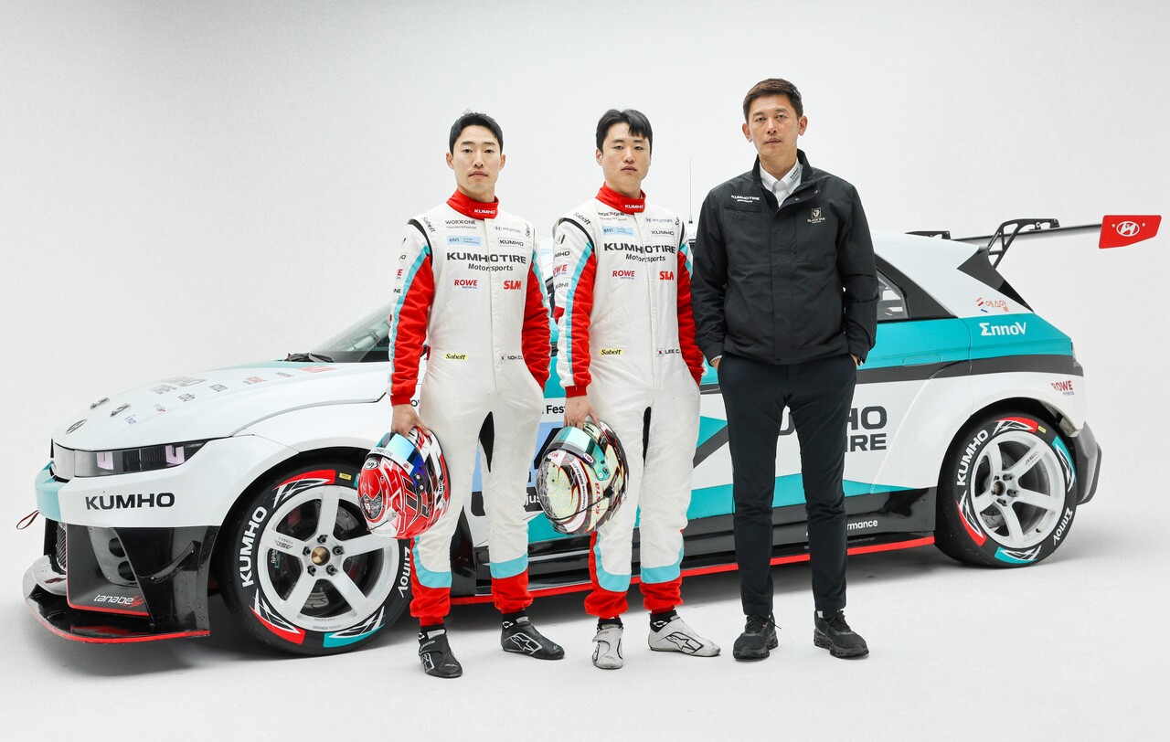 (왼쪽부터) 금호타이어가 후원하는 금호 SL모터스포츠 드라이버 노동기, 이창욱선수와 신영학 감독이 사진 촬영을 하고 있다. (출처=금호타이어)