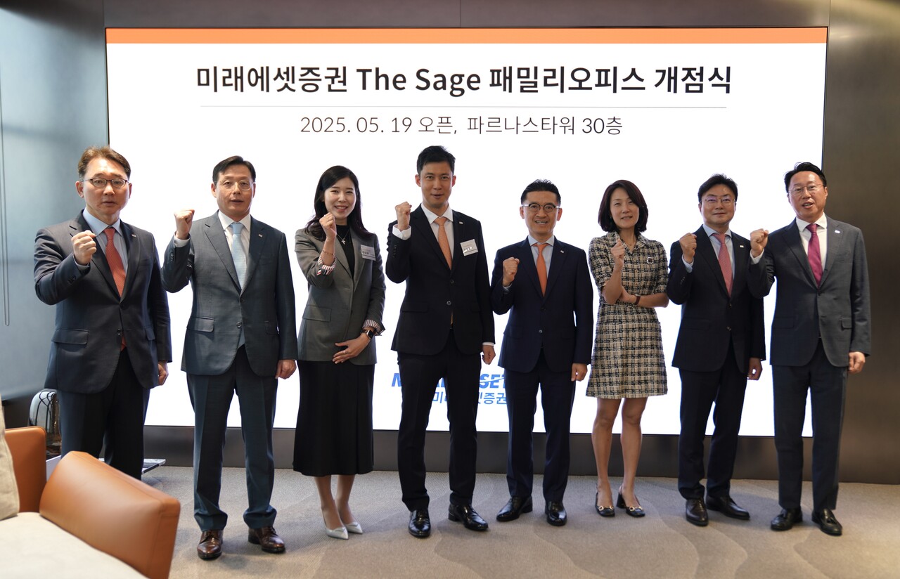 19일 개최된 미래에셋증권 The Sage 패밀리오피스 개점식에 김미섭 부회장(오른쪽부터 네번째)과 허선호 부회장(왼쪽부터 두번째)이 참석한 가운데 임직원들이 기념사진을 촬영하고 있다. (출처=미래에셋증권)