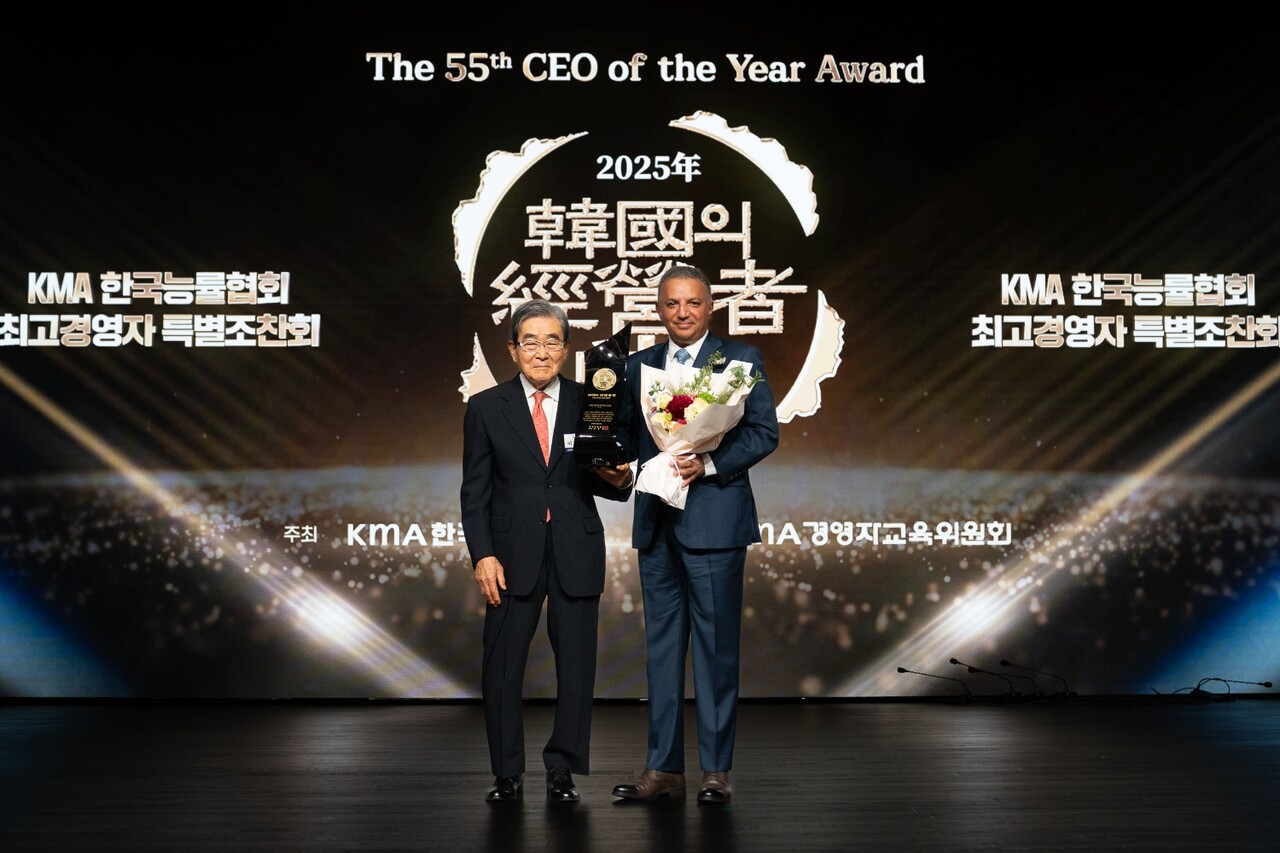안와르 알 히즈아지 S-OIL CEO(오른쪽)와 이봉서 한국능률협회장 (출처=에쓰오일)