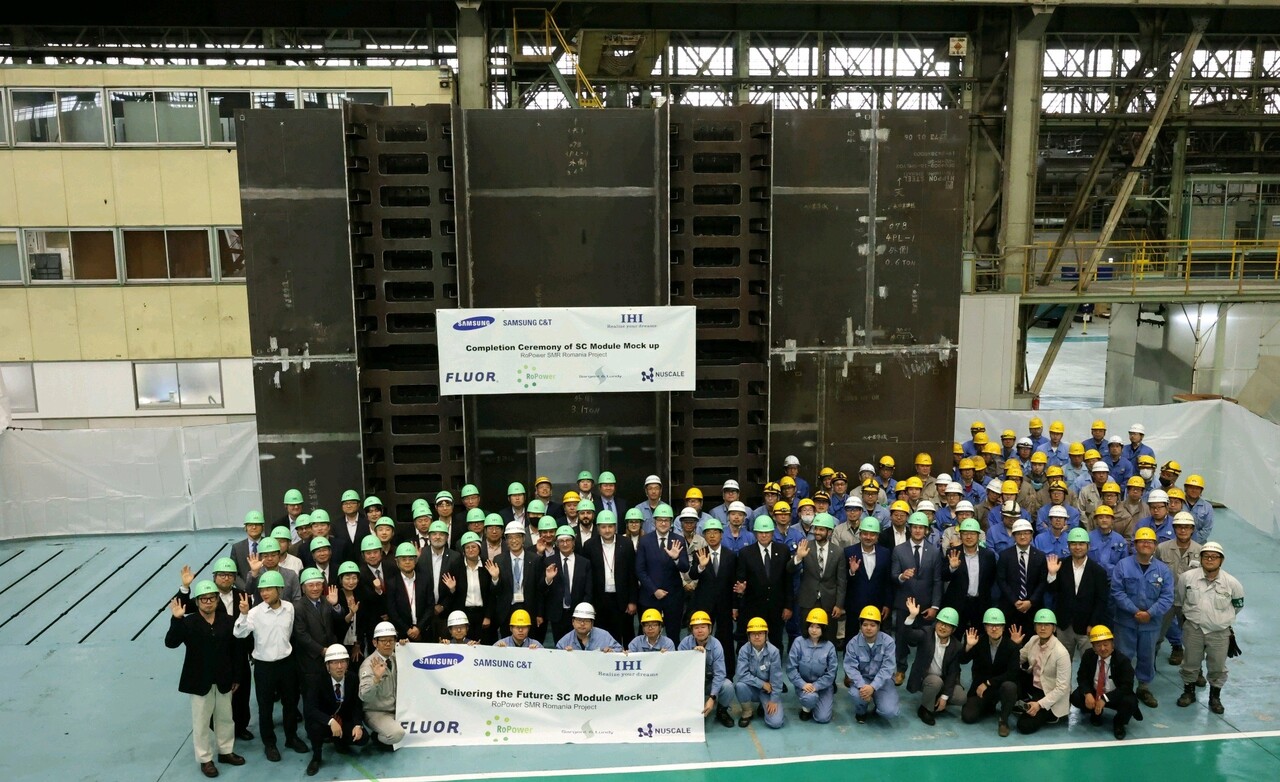 지난 27일 일본 IHI 요코하마 공장에서 진행된 SC 모듈 실증 기념 인도 행사에서 삼성물산을 비롯한 루마니아 SMR 프로젝트 관련 글로벌 기업 관계자들이 기념 촬영을 하고 있다. (출처=삼성물산)