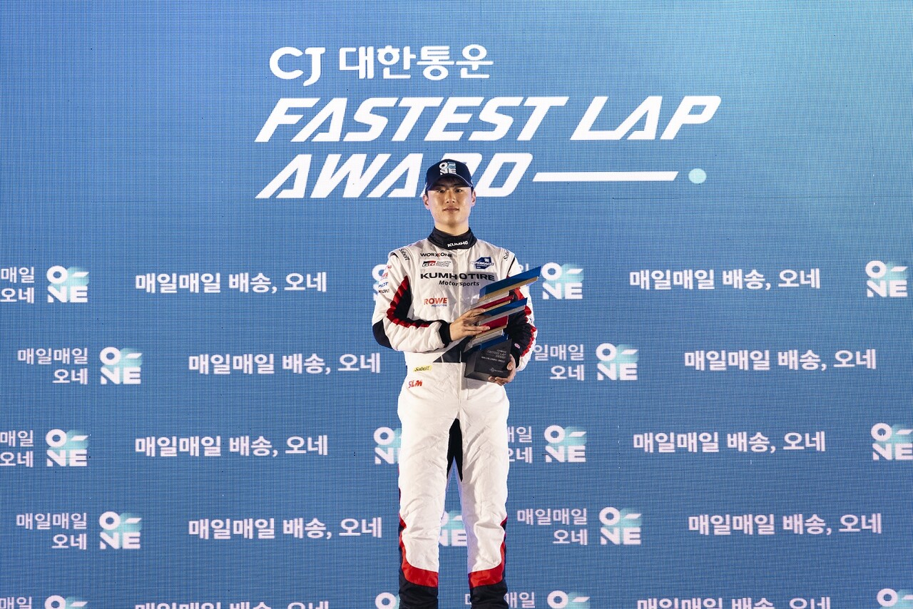 3라운드 우승을 차지한 이창욱 선수가 가장 빠른 랩타임을 기록, ‘패스티스트 랩(Fastest Lap)’ 타이틀 차지하며 사진 촬영을 하고 있다. (출처=금호타이어)