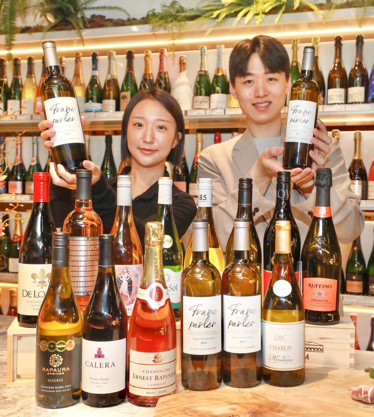 17일 오전, 서울 강남구에 위치한 현대백화점 무역센터점 지하 1층 와인웍스 매장에서 직원들이 와인을 소개하고 있다. (출처=현대백화점)