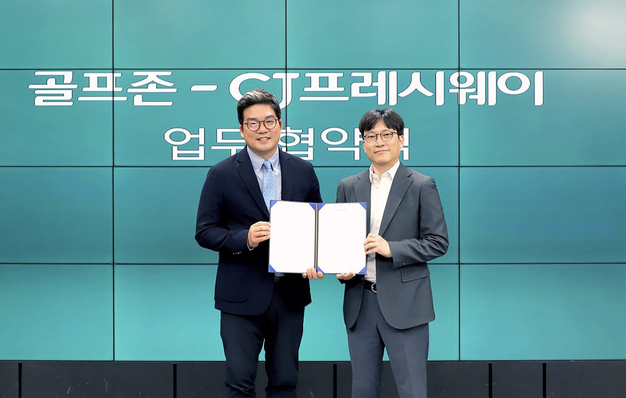 지난 10일, 서울 강남구 골프존 타워 서울에서 최석중 CJ프레시웨이 FS사업담당(오른쪽)과 손장순 골프존 플랫폼사업부장(왼쪽)이 업무협약 기념 사진 촬영에 임하고 있다. (출처=CJ프레시웨이)