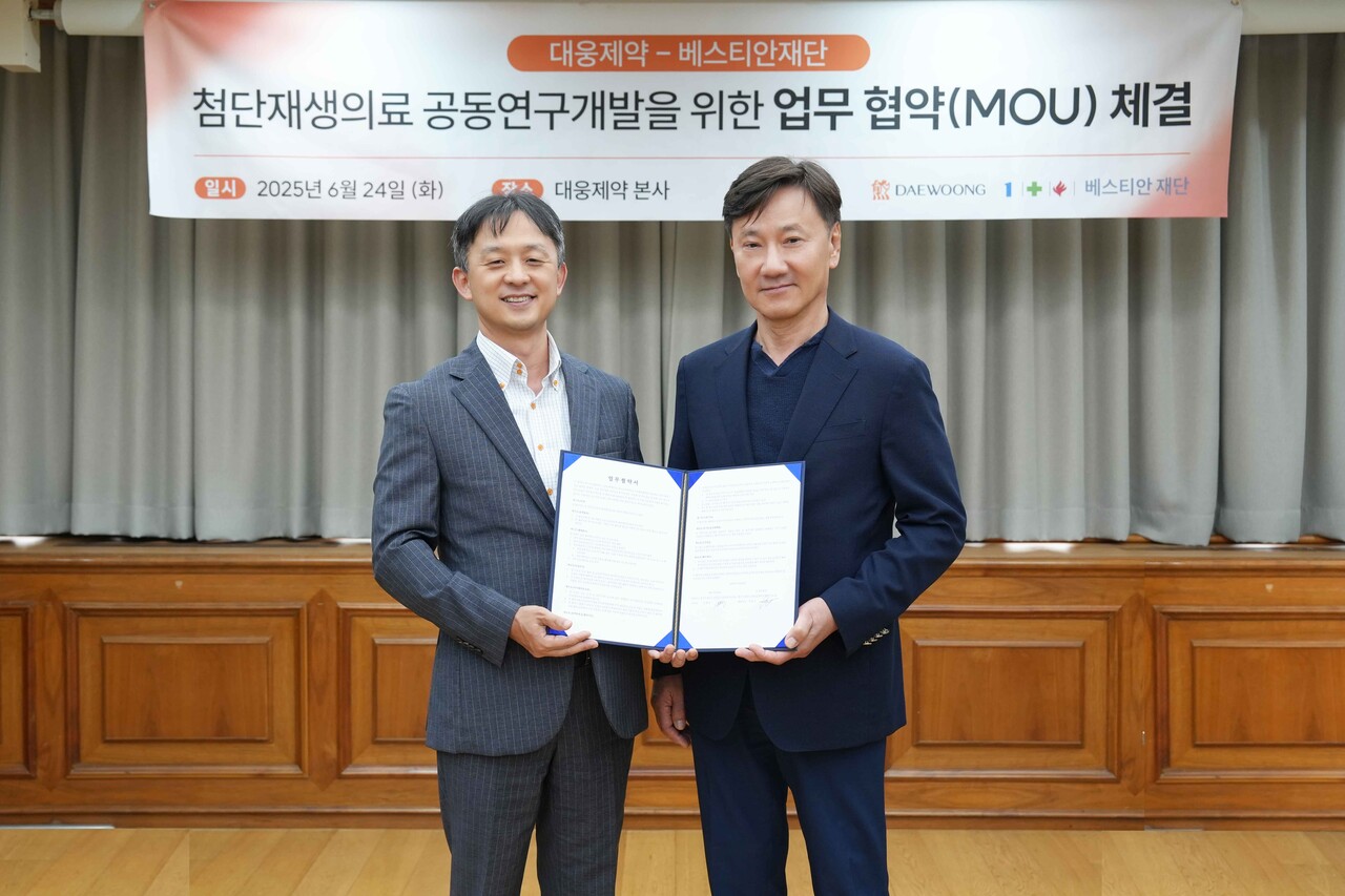 박성수 대웅제약 대표(왼쪽)와 김경식 베스티안재단 이사장이 업무협약 체결 후 기념 촬영을 하고 있다. (출처=대웅제약)
