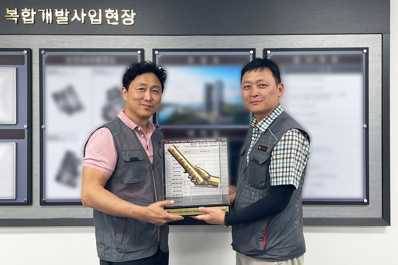 이승환 롯데건설 주택안전팀 상무(왼쪽)가 현장소장에게 ‘안전 바통’을 전달하고 있다. (출처=롯데건설)
