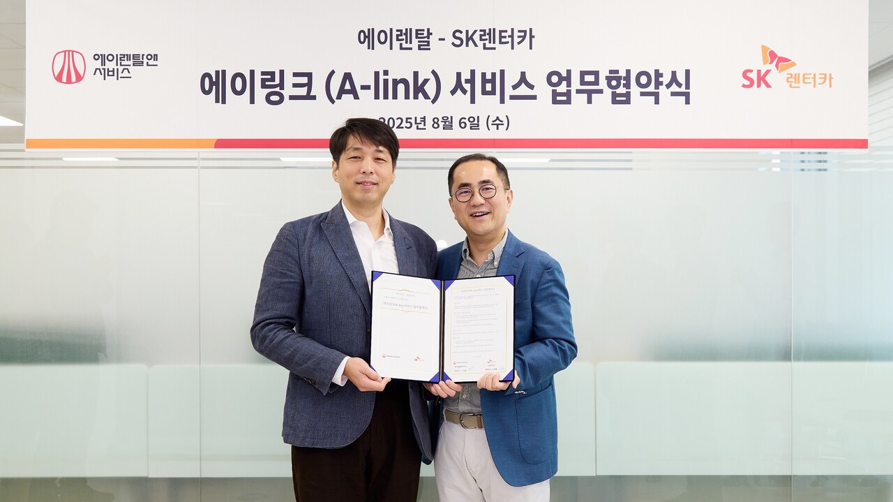 지난 6일 서울 강서구 에이렌탈앤서비스 본사에서 이정환 SK렌터카 대표이사(사진 오른쪽)와 이상윤 에이렌탈앤서비스 대표이사가 이륜차 전용 관제 솔루션 협업을 위한 업무 협약을 체결하고 기념 촬영을 하고 있다. (출처=SK렌터카)
