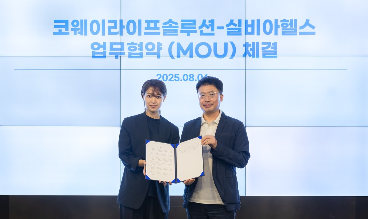 지난 6일 서울 구로구 지타워 코웨이라이프솔루션 본사에서 열린 협약식에서 김명곤 코웨이라이프솔루션 대표이사(오른쪽)와 고명진 실비아헬스 대표이사(왼쪽)가 기념 촬영을 하고 있다. (출처=코웨이)