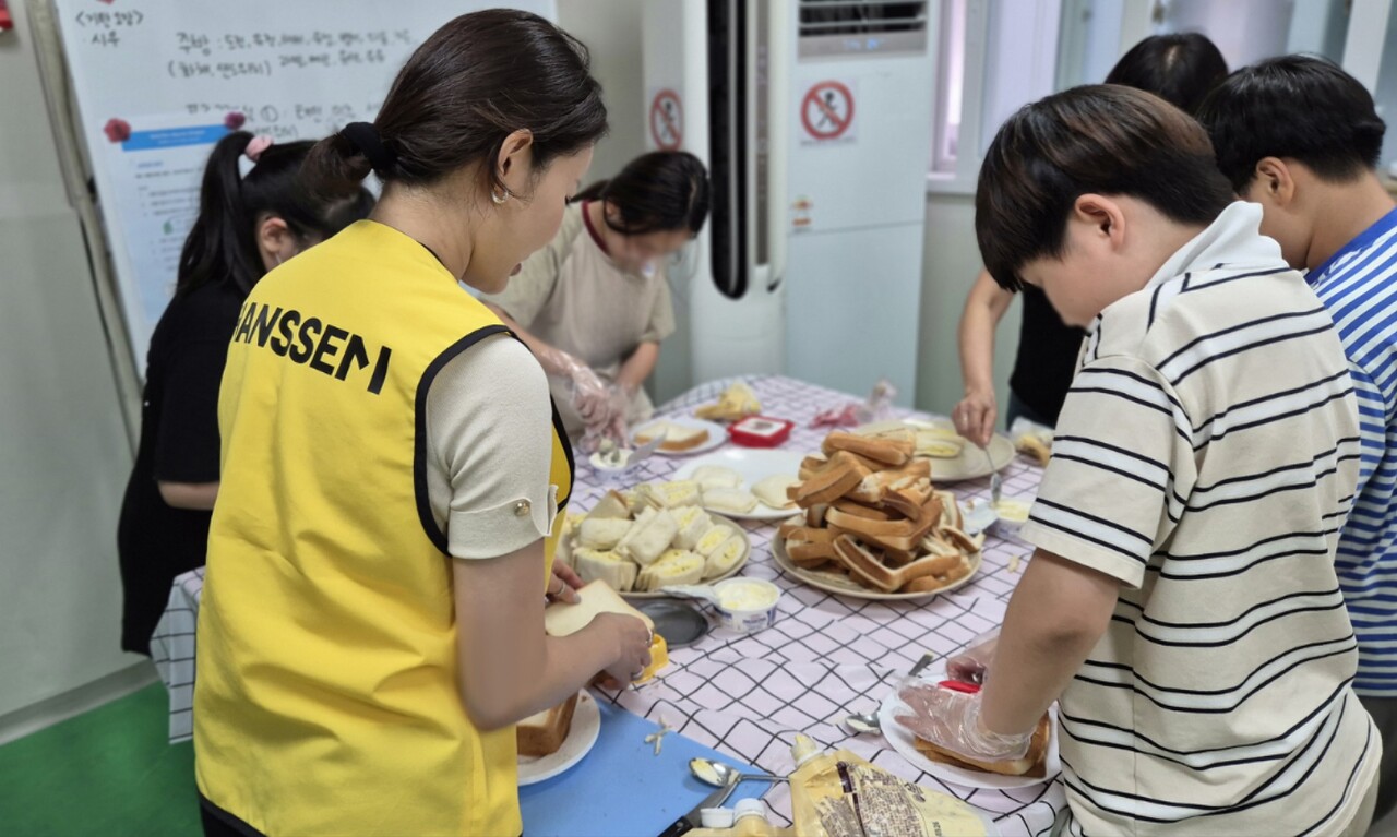경기도 시흥시 늘사랑 지역아동센터에서 진행된 ‘함께한끼’ 행사에서 한샘 임직원들이 아이들과 함께 간식을 만들고 있다. (출처=한샘)