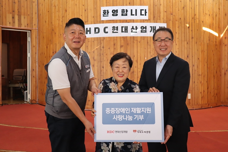 (왼쪽부터) 황기익 HDC현대산업개발 김해도시계획도로 현장소장, 송우정 애광원 대표, 신왕섭 HDC현대산업개발 실장 (출처=HDC현대산업개발)