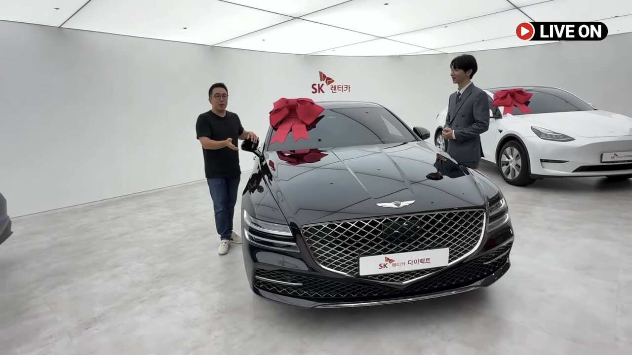 지난 19일 SK렌터카 오토옥션에 마련된 스튜디오에서 ‘모트라인’의 윤성로 대표(좌측)와 쇼호스트 홍다움찬(우측)이 출연해 SK렌터카의 ‘라이브온’ 개국 방송을 진행하는 모습 (출처=SK렌터카)