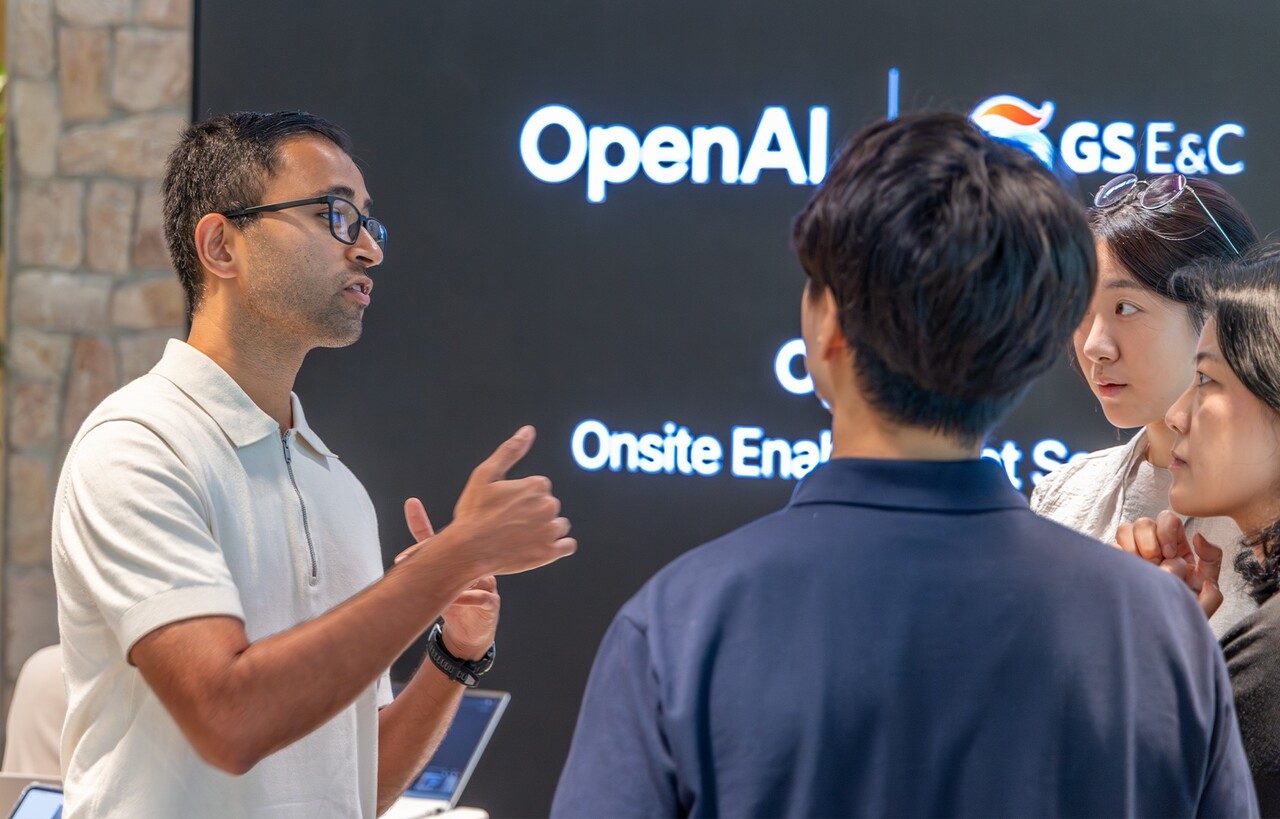 서울 종로구 GS건설 본사서 21일 OpenAI 담당자들이 방문해 직원들과 프로그램 관련 질의응답을 진행하고 있다. (출처=GS건설)