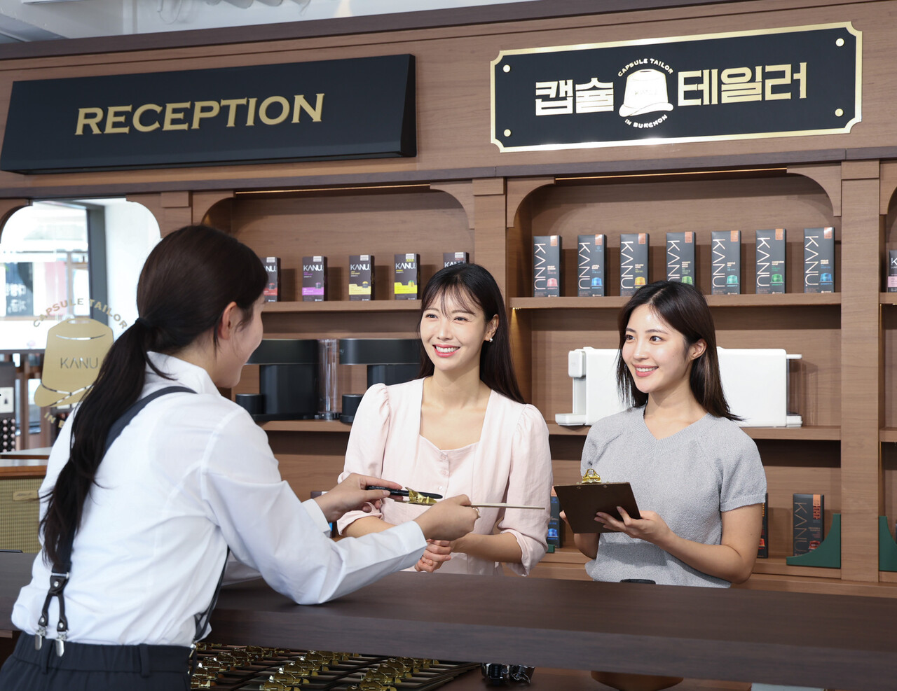 모델이 리셉션에서 ‘캡슐 테일러링 노트’를 작성하고 있다. (출처=동서식품)