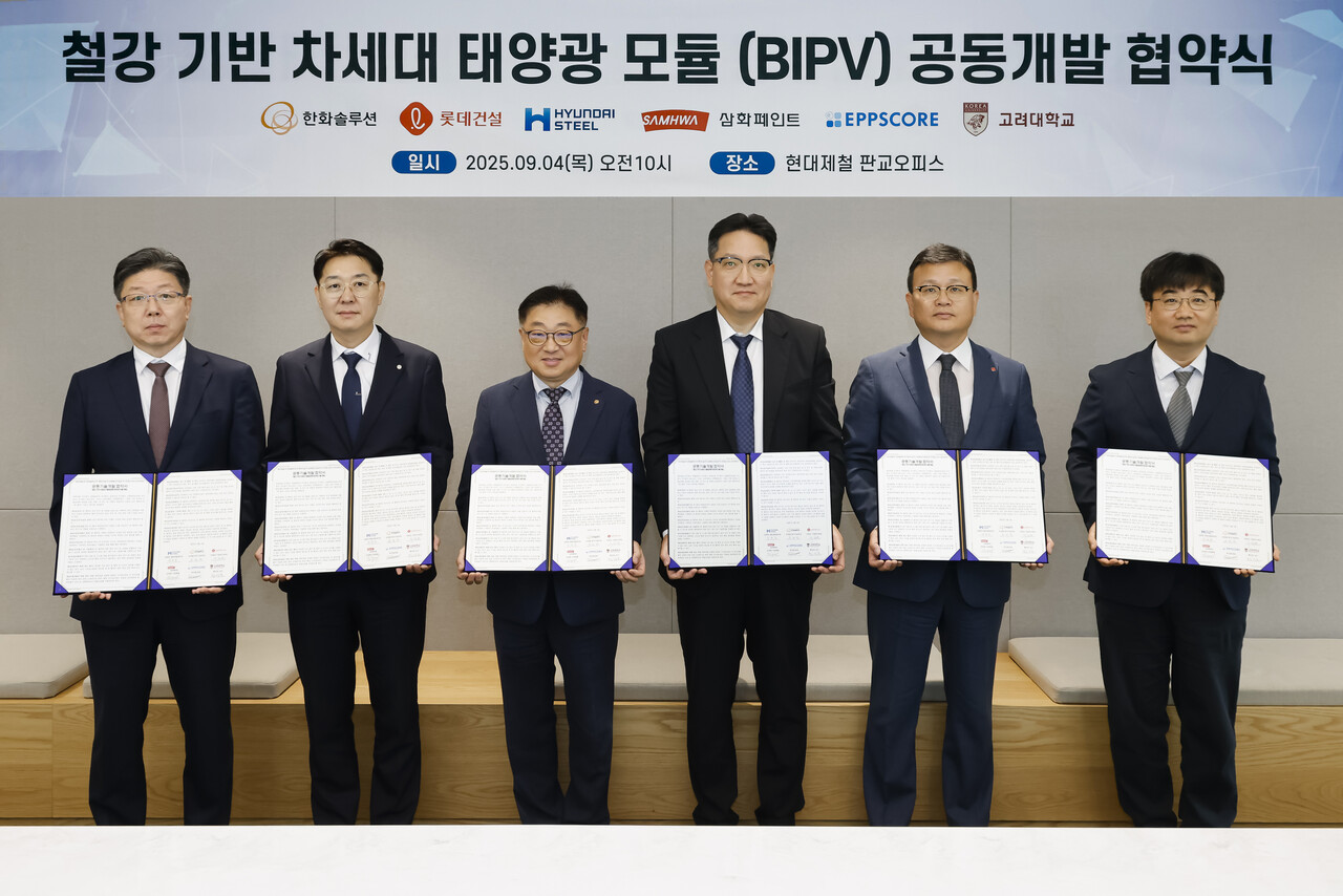 (왼쪽부터) 김정배 삼화페인트 사업총괄, 박성철 엡스코어 대표, 유재열 한화솔루션 한국사업부장, 임희중 현대제철 제품개발센터장, 석원균 롯데건설 기술연구원장, 황성호 고려대학교 KU-KIST 그린스쿨 교수 (출처=현대제철)