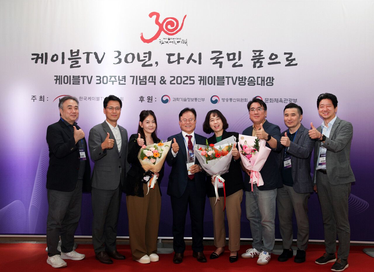 조항목 NS홈쇼핑 대표이사가 11일 서울 과학기술컨벤션센터에서 열린 ‘케이블TV 30주년 기념식’에서 케이블TV 산업 발전에 기여한 점을 인정받아 공로상을 수상했다. (출처=NS홈쇼핑)