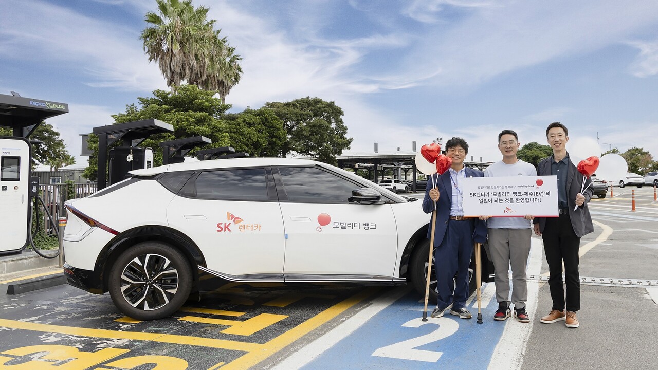 지난 25일 SK렌터카 제주지점에서 진행한 ‘2025 모빌리티 뱅크 제주 차량 전달식’ 단체 사진. (좌측부터)최성두 제주도청 복지정책과장, 박민철 제주원광재가노인복지센터 사무국장, 장봉걸 SK렌터카 지속경영실장 (출처=SK렌터카)