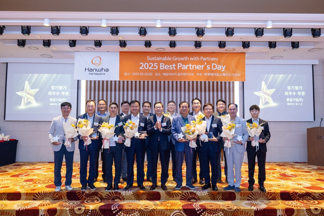 26일 부산에서 열린 '2025 베스트 파트너스 데이'에 참가한 손재일 한화에어로스페이스 대표(첫째줄 가운데)와 협력사 대표들이 기념 사진을 찍고 있다. (출처=한화에어로스페이스)