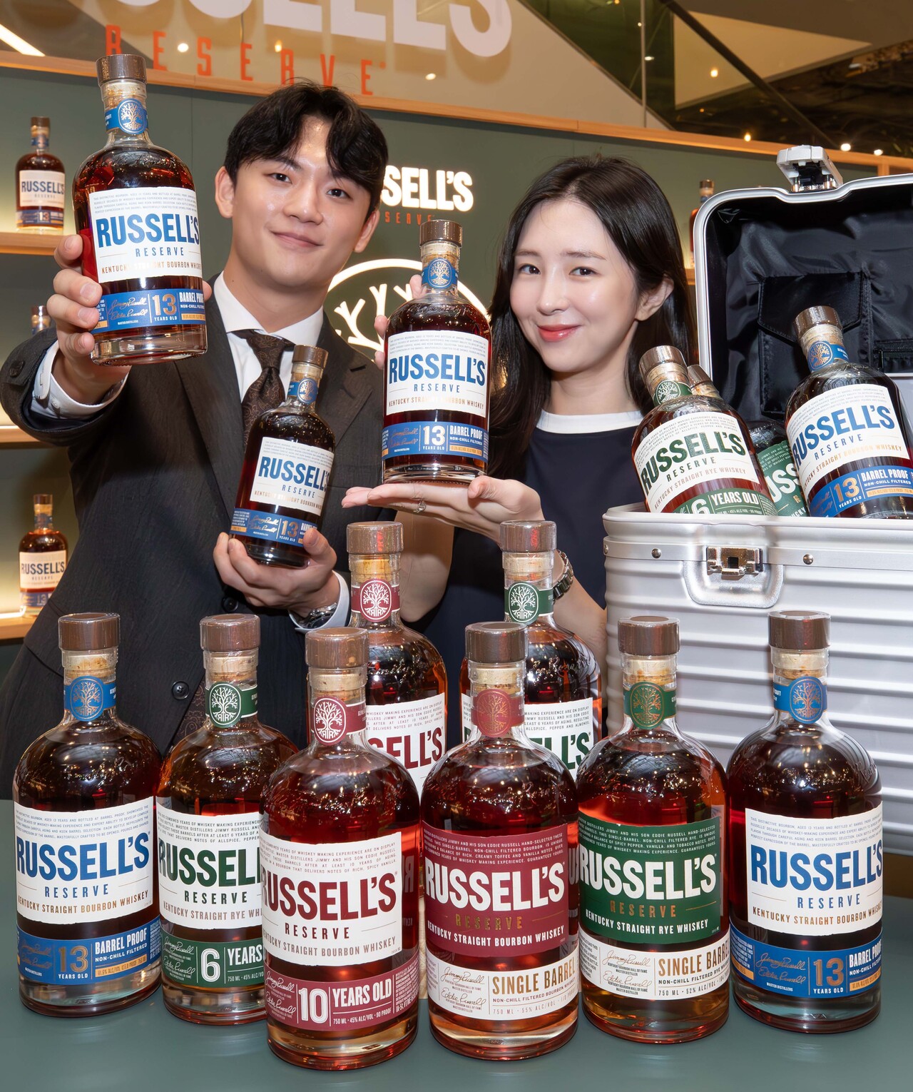 서울 영등포구에 위치한 더현대 서울 지하 1층 ‘러셀(RUSSEL)’ 팝업스토어에서 직원들이 상품을 소개하고 있다. (출처=현대백화점)