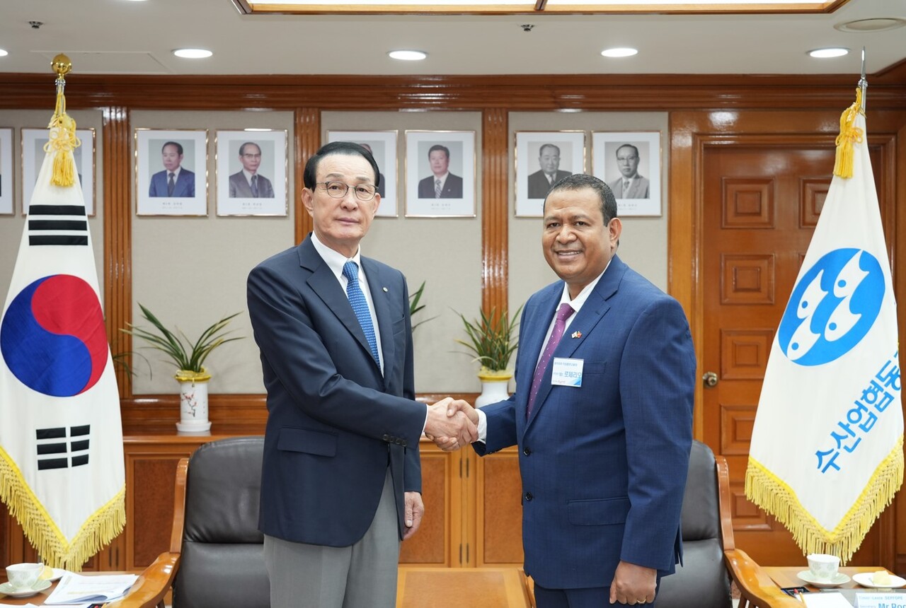 노동진 수협중앙회장(왼쪽)이 로제리오 아라우주 멘돈사 동티모르 직업훈련고용청 국무장관과 수산인력 협력 방안을 논의한 뒤 기념촬영하고 있다. (출처=수협)