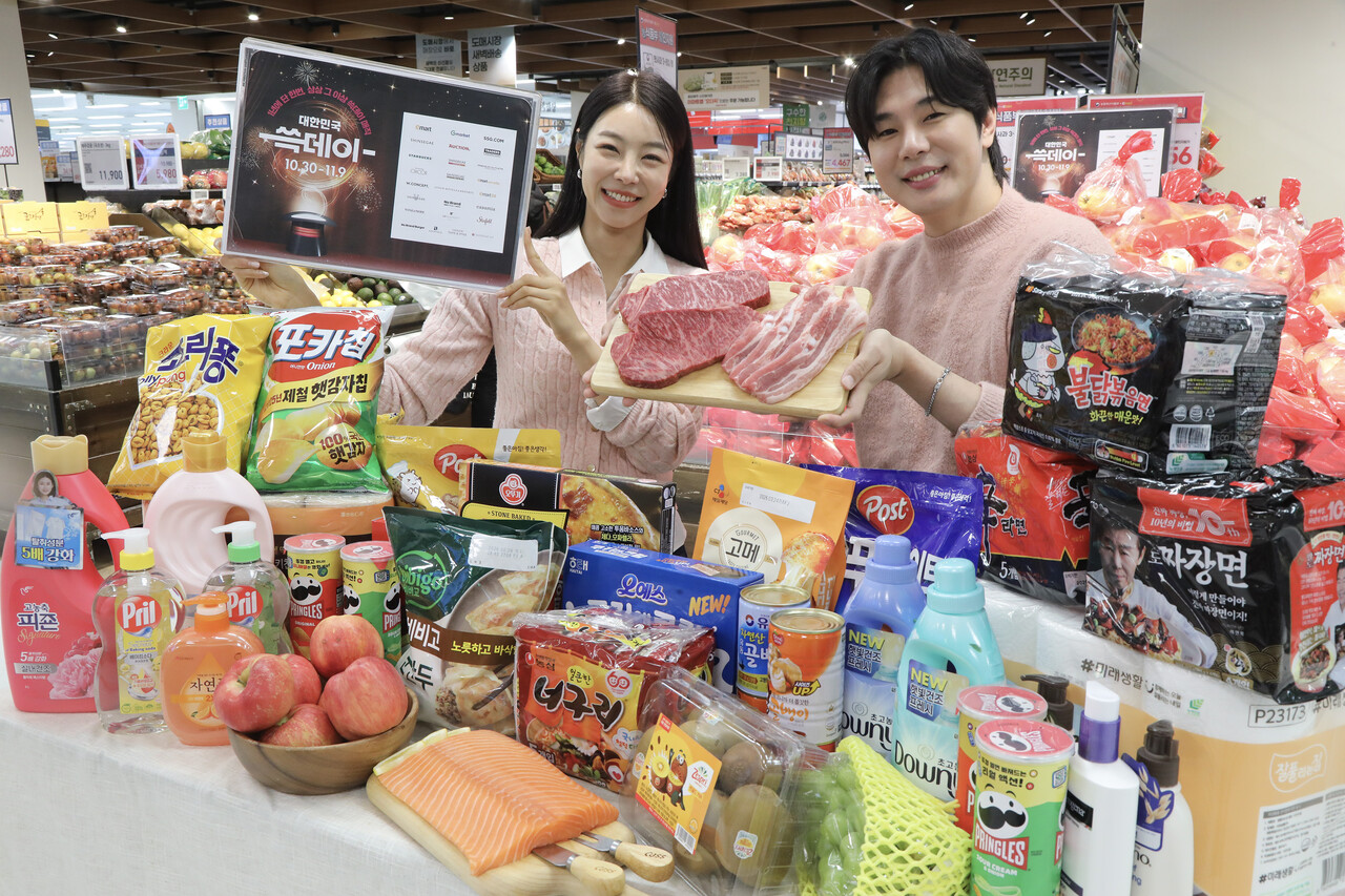 28일 오전 이마트 용산점에서 모델들이 2025 쓱데이 할인행사 상품을 소개하고 있다. (출처=이마트)