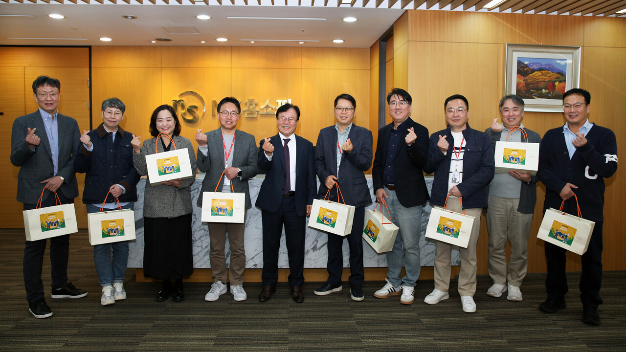 NS홈쇼핑 조항목 대표이사(가운데)가 수능 앞둔 임직원 수험생 자녀를 위해 응원선물을 전달했다. (출처=NS홈쇼핑)