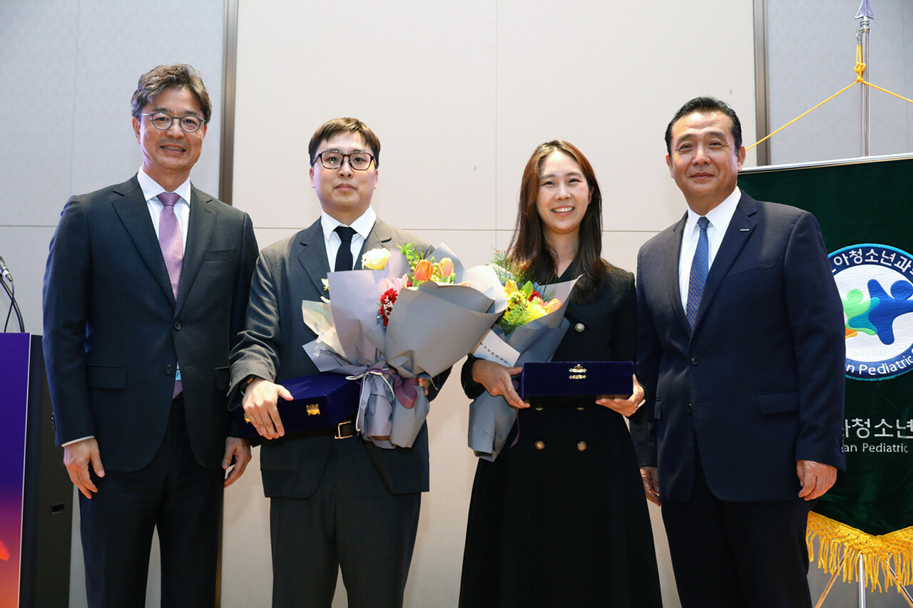 6일 열린 ‘2025 두산연강 소아청소년과 학술상’ 시상식에서 참석자들이 기념촬영을 하고 있다. (왼쪽부터) 대한소아청소년과학회 김한석 이사장, 지니너스 서은섭 책임연구원, 중앙대학교병원 이다혜 조교수, 두산연강재단 이원재 대표이사. (출처=두산)