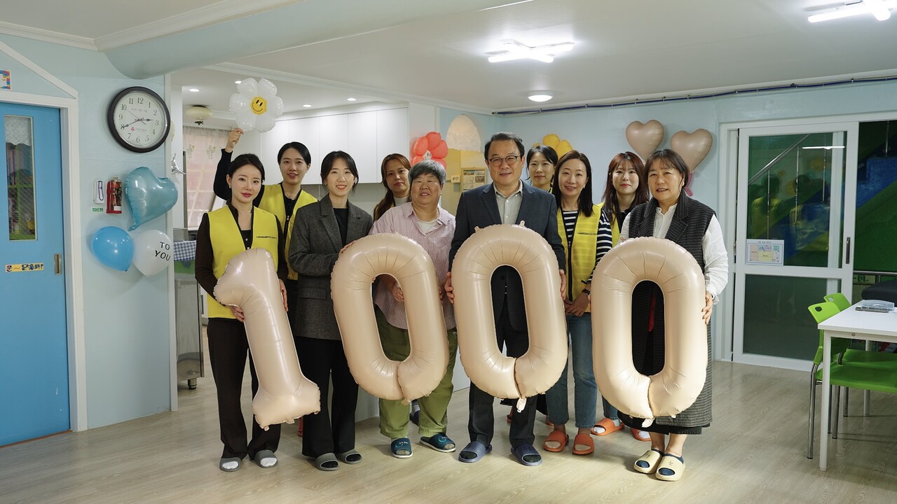 한샘 임직원들과 시흥시청, 푸른지역아동센터 관계자들이 한샘의 1000번째 공간 개선을 기념하며 단체사진을 촬영하고 있다. (출처=한샘)