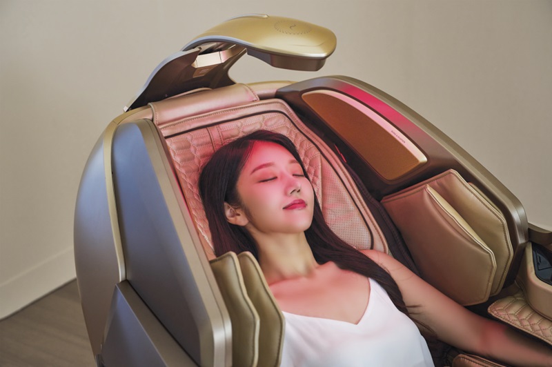 바디프랜드 에스테틱 헬스케어로봇 ‘퀀텀 뷰티캡슐’ 라이트 케어 모드를 사용하고 있는 모델 (출처=바디프랜드)