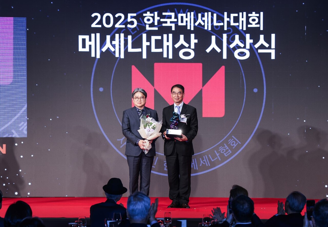 2025 한국메세나대회 메세나대상 문화공헌상 수상(왼쪽부터) 송시경 한국문화예술위원회 사무처장, 최희남 종근당홀딩스 대표 (출처=종근당홀딩스)