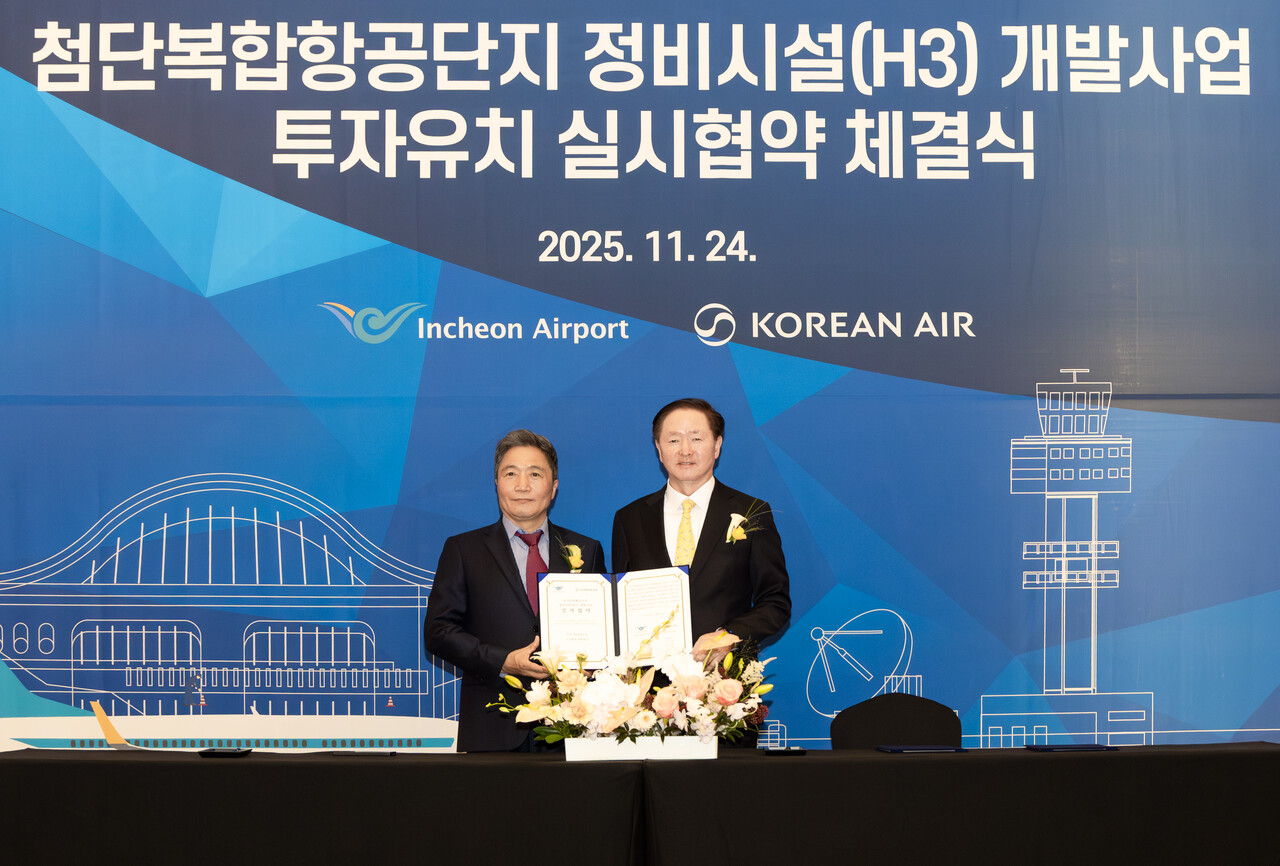 우기홍 대한항공 부회장(우측)이 협약 체결 후 이학재 인천국제공항공사 사장(좌측)과 기념촬영을 하고 있다. (출처=대한항공)
