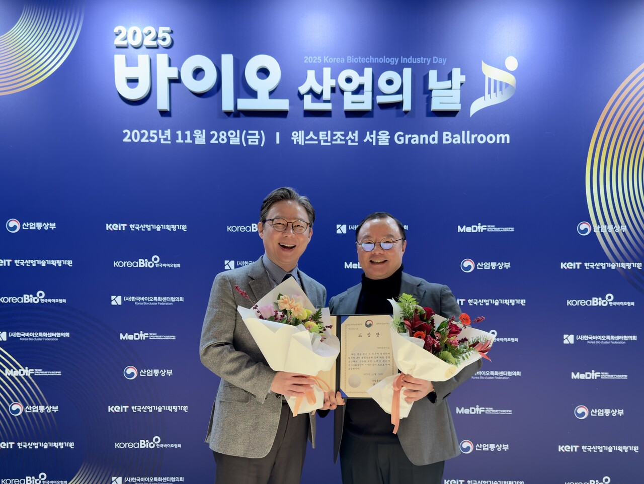 수상 후 기념 사진 촬영 중인 이니바이오 김석훈 대표(좌), 이기세 대표(우) (출처=GC)