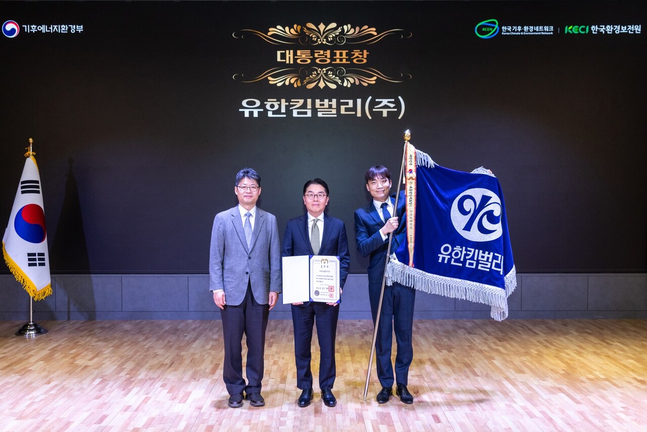 이제훈 유한킴벌리 대표이사 사장(중앙)이 지난 2일 ‘2025 탄소중립 생활실천 국민대회’에서 탄소중립 생활실천 부문 대통령 표창 수상 후 오일영 기후에너지환경부 기후에너지정책실장과 기념촬영을 진행하고 있다. (출처=유한킴벌리)