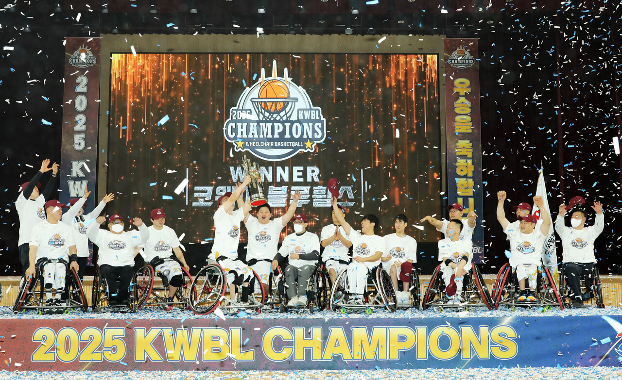 코웨이 블루휠스 휠체어농구단이 ‘2025 KWBL 휠체어농구리그’ 시상식에서 우승컵을 들어올리며 기념사진을 촬영하고 있다. (출처=코웨이)