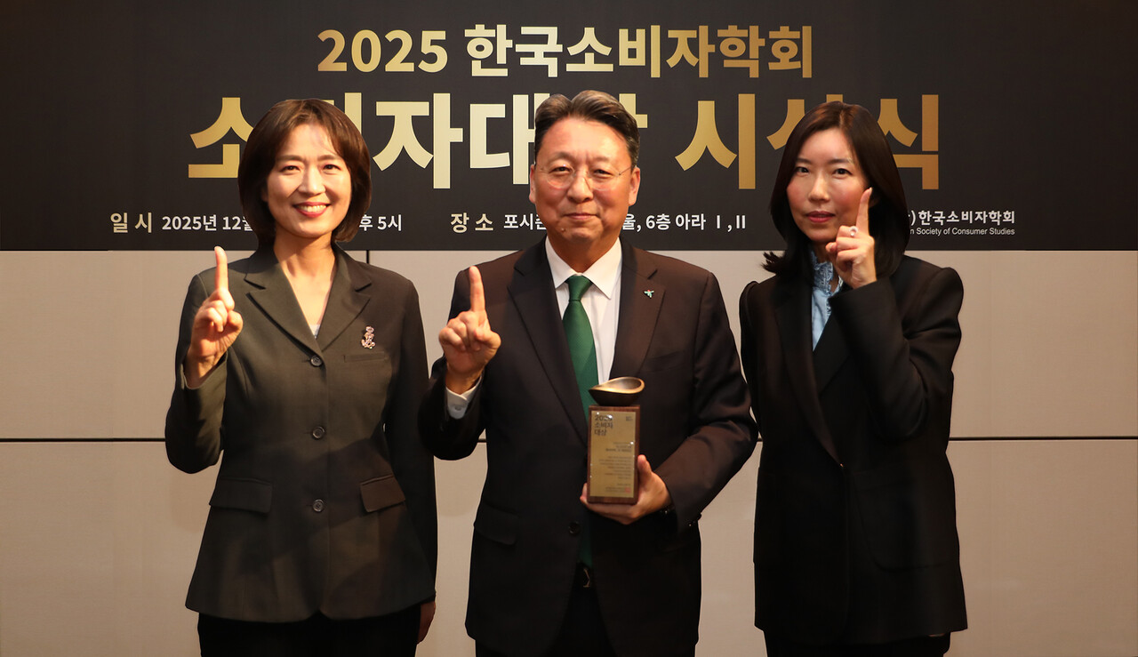 시상식에 참석한 남궁원 하나생명 대표이사(사진 왼쪽 두번째)가 유현정 한국소비자학회 공동회장(사진 왼쪽 첫번째), 안희경 한국소비자학회 공동회장(사진 왼쪽 세번째)과 함께 기념촬영을 하고 있다. (출처=하나금융그룹)