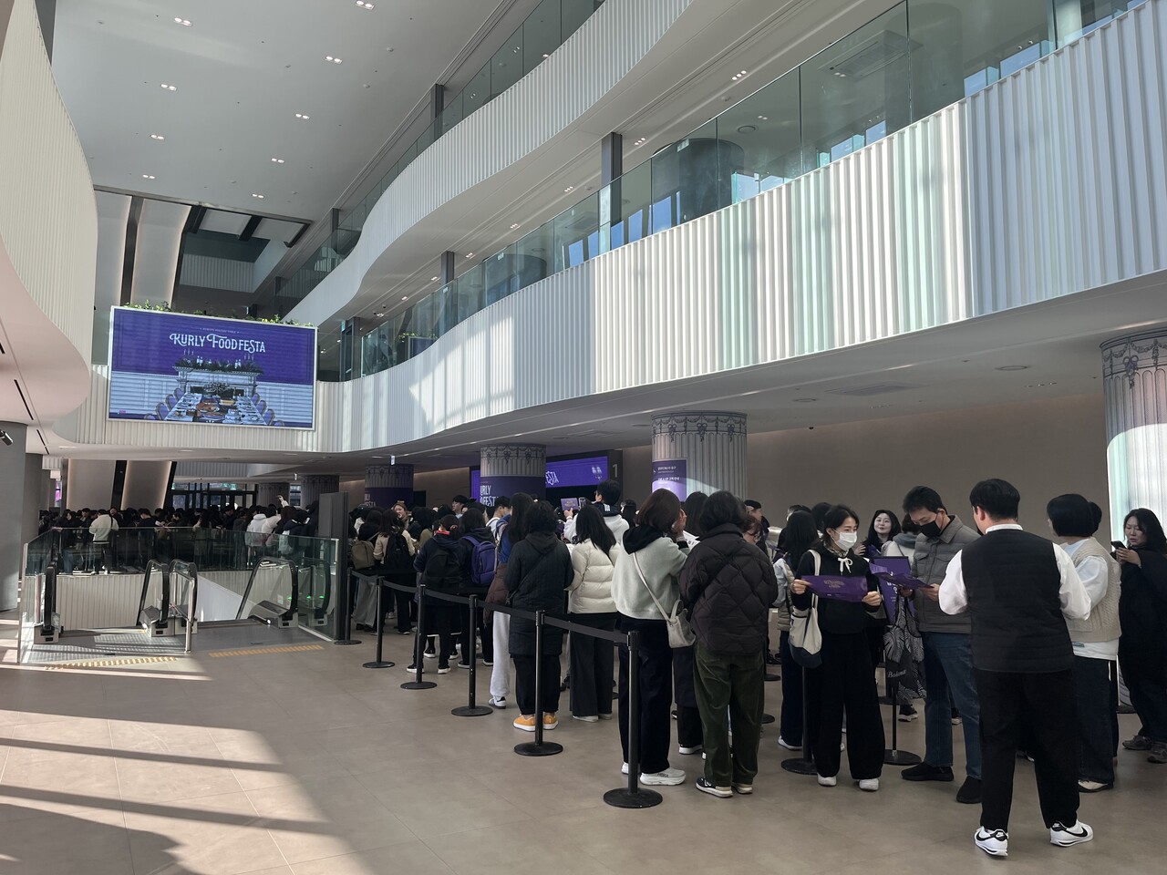 18일 오전 10시 개장을 앞둔 컬리푸드페스타 행사장 앞에 많은 관람객들이 입장을 기다리고 있다. (사진=컨슈머치)