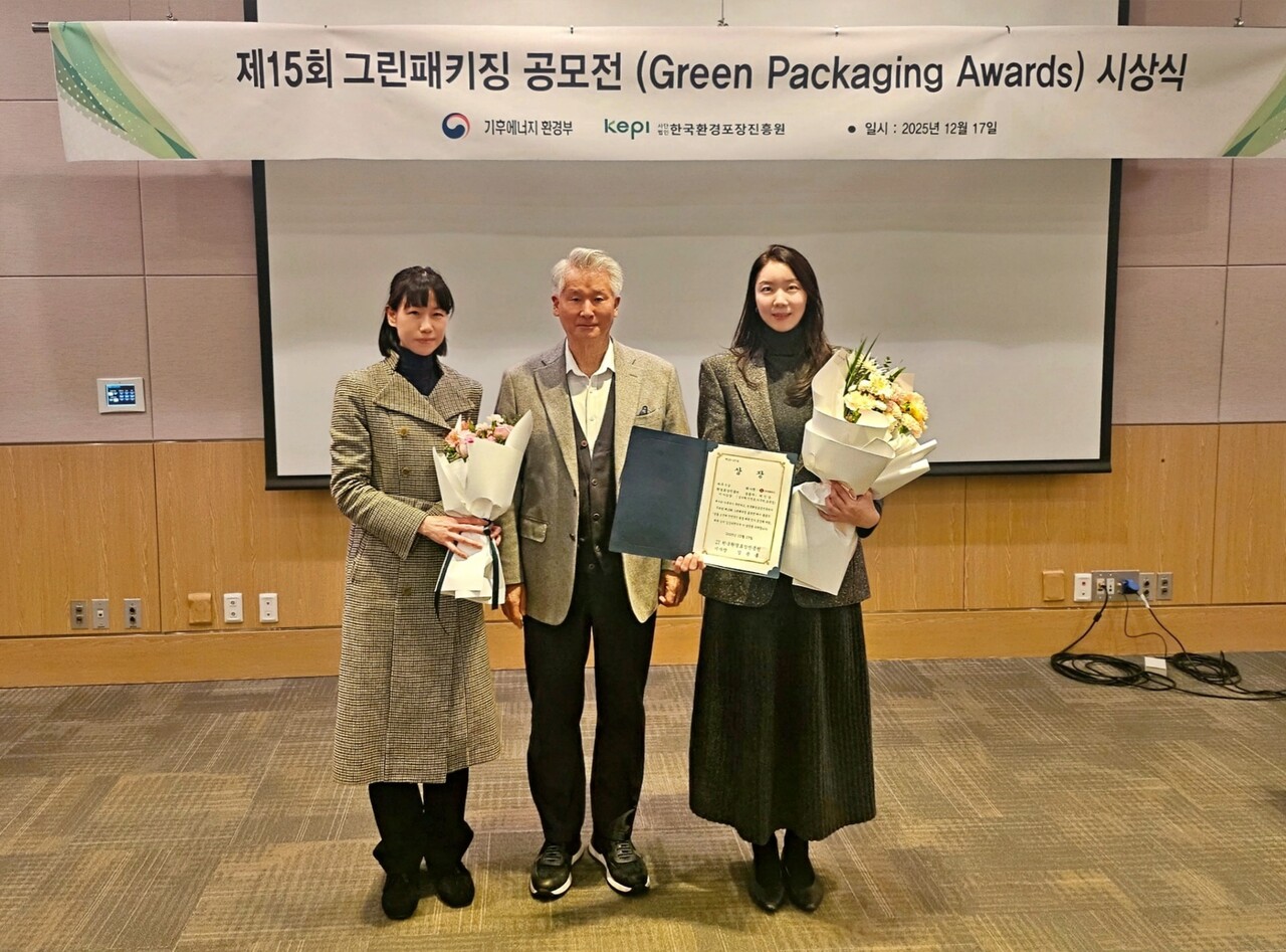 롯데웰푸드 제15회 그린패키징 공모전 최우수상 수상 기념사진 (왼쪽부터) 도윤정 롯데웰푸드 식품표시팀 담당, 김용률 한국환경포장진흥원 이사장, 박인경 롯데중앙연구소 Packaging Solution 연구원 (출처=롯데웰푸드)