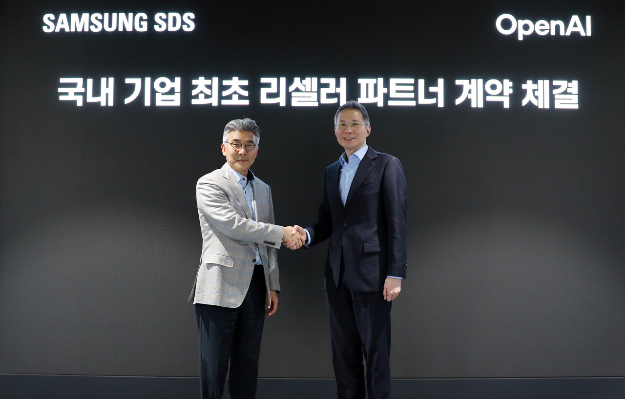 (왼쪽부터) 이호준 삼성SDS 클라우드서비스사업부장(부사장)과 김경훈 OpenAI 코리아 총괄 대표가 잠실캠퍼스에서 국내 기업 최초로 리셀러 파트너 계약을 체결했다. (출처=삼성SDS)