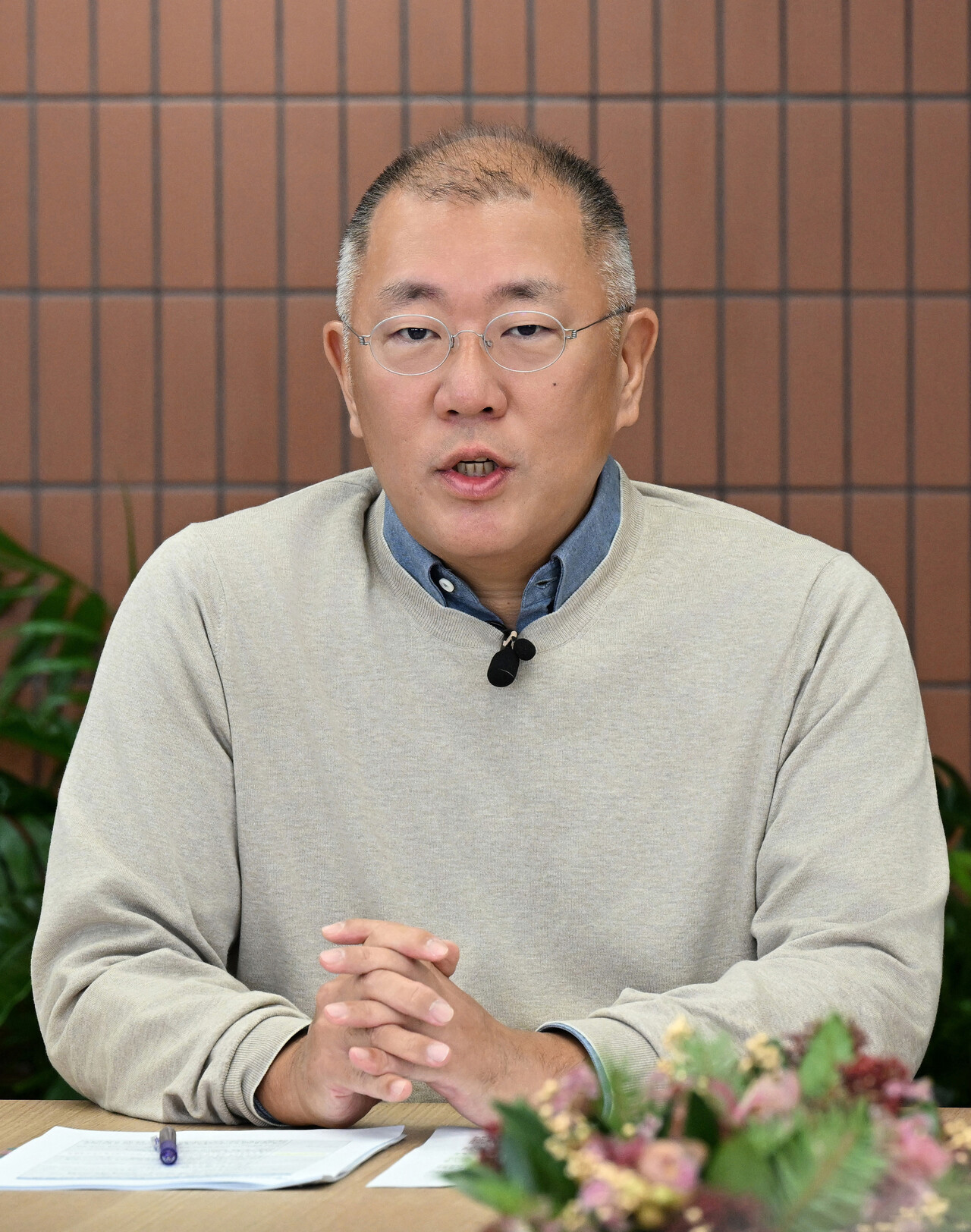 현대차그룹 2026년 신년회에서 그룹 임직원들에게 새해 메시지를 전하고 있는 정의선 회장. (출처=현대차)