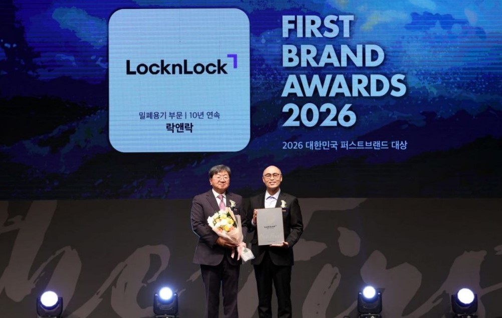 (왼쪽부터) 이남식 한국소비자포럼 자문위원장, 안성일 락앤락 CHRO 전무 (출처=락앤락)
