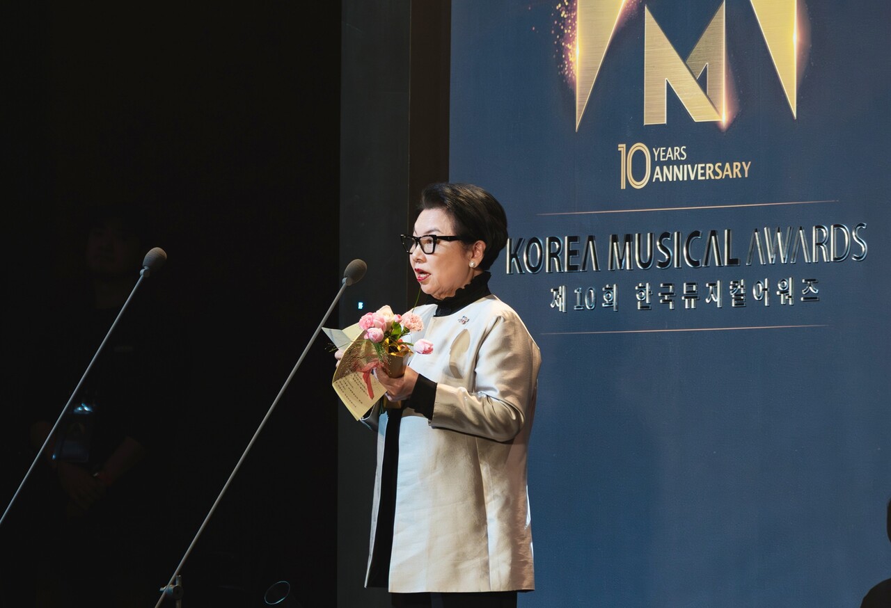 지난 19일 CJ문화재단이 세종문화회관 대극장에서 열린 ‘제10회 한국뮤지컬어워즈’에서 공로상을 수상한 가운데 민희경 CJ사회공헌추진단장이 소감을 말하고 있다. (사진제공=한국뮤지컬어워즈협회)