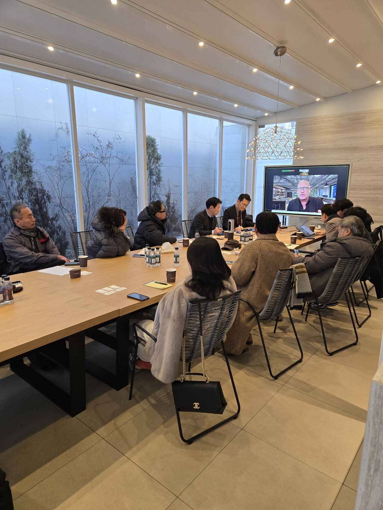 지난 20일 대치동 ‘써밋 갤러리’에서 대우건설, 한남2 조합, 저드, 나우동인 관계자들이 회의를 진행하고 있다. (출처=대우건설)