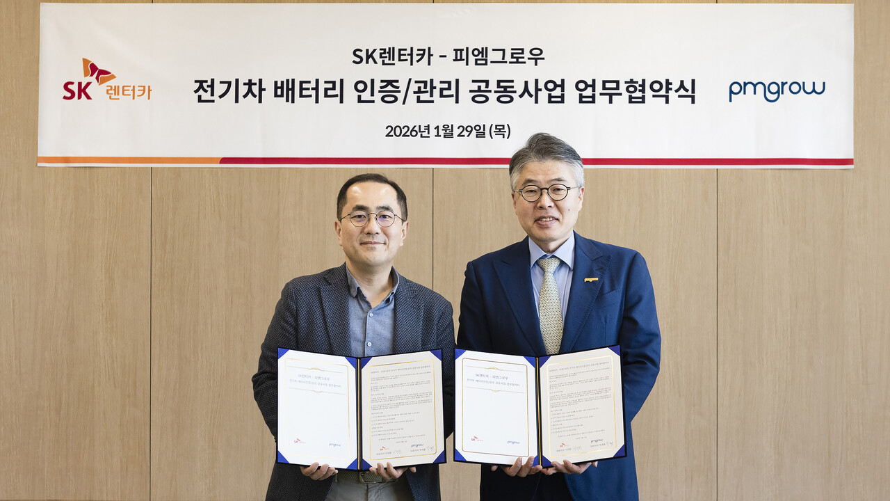 지난 29일 서울 중구 SK렌터카 본사에서 박재홍 피엠그로우 대표이사와 이정환 SK렌터카 대표이사(사진 왼쪽)가 데이터 기반 전기차 배터리 서비스 업무 협약을 체결하고 기념 촬영을 하고 있다. (출처=SK렌터카)