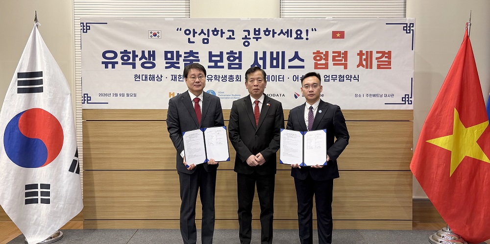 9일 오전 주한베트남대사관에서 유영철 현대해상 기업영업2본부장(왼쪽)과 응우옌 쩐 훙(Nguyen Tran Hung) 재한베트남유학생총회장(오른쪽)이 부호(Vu Ho) 주한베트남대사(가운데)가 배석한 가운데 업무협약을 맺고 기념촬영을 하고 있다. (출처=현대해상)