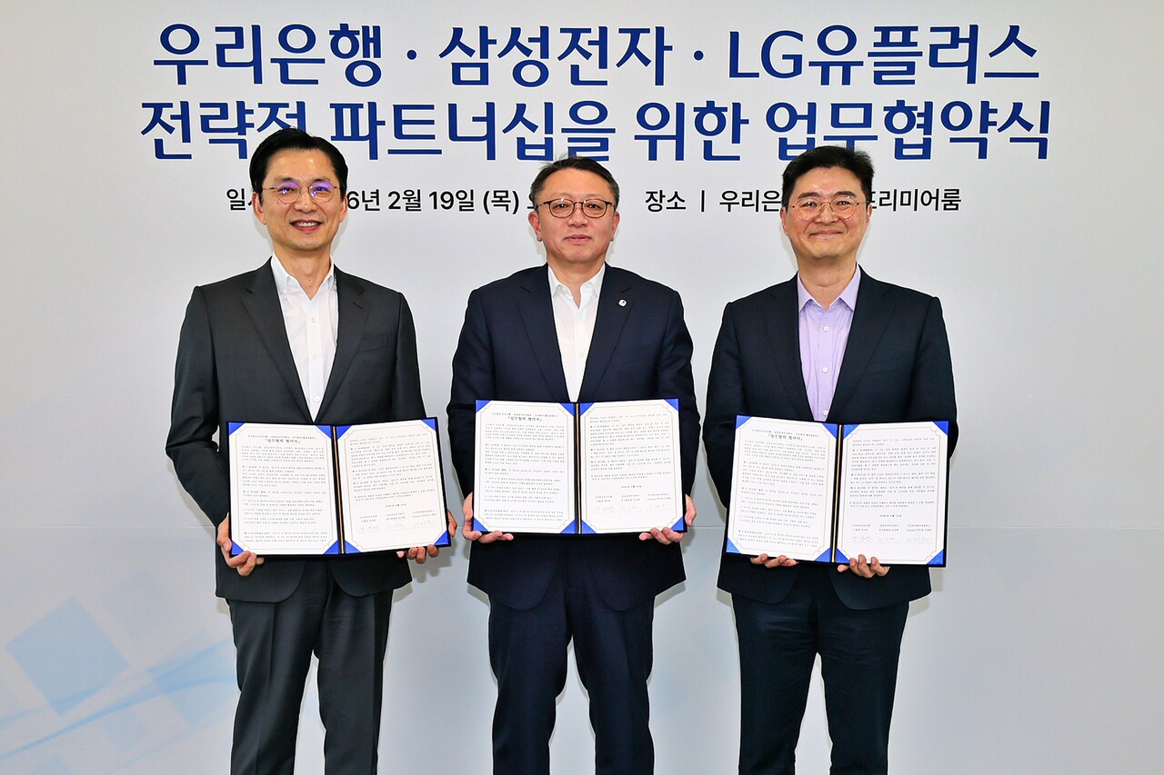 지난 19일 우리은행 본점에서 (왼쪽부터) 임성택 삼성전자 한국총괄 부사장, 정진완 우리은행장, 이재원 LG유플러스 부사장이 전략적 파트너십을 위한 업무협약을 체결한 뒤 기념촬영을 하고 있다. (출처=우리은행)