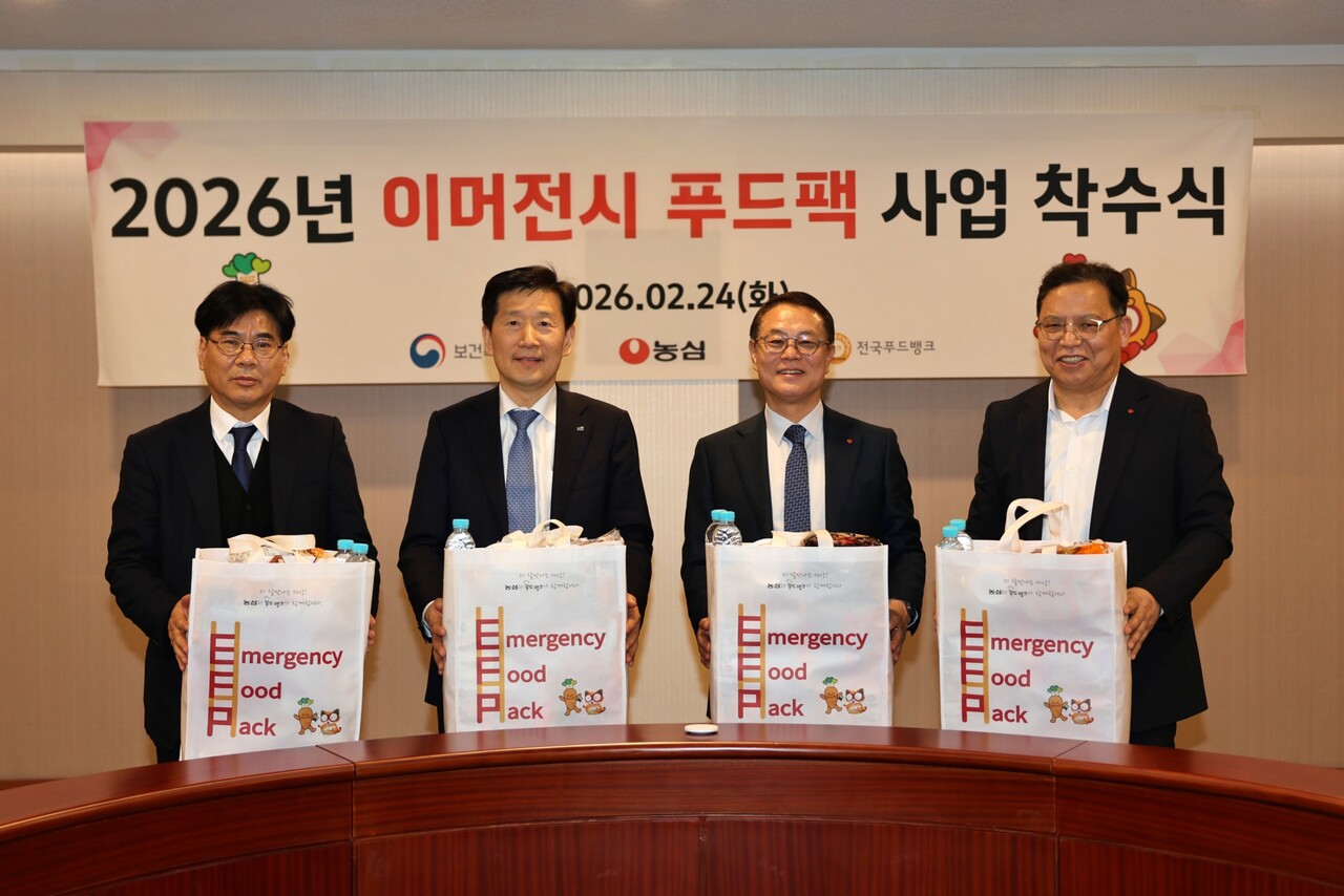 (왼쪽부터) 정외택 한국사회복지협의회 복지사업본부장, 김현훈 한국사회복지협의회 회장, 조용철 농심 대표이사, 김보규 농심 경영관리부문장 (출처=농심)